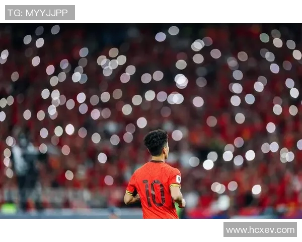 足球明星亲临球场展现绝技引发球迷热烈欢呼与激情互动