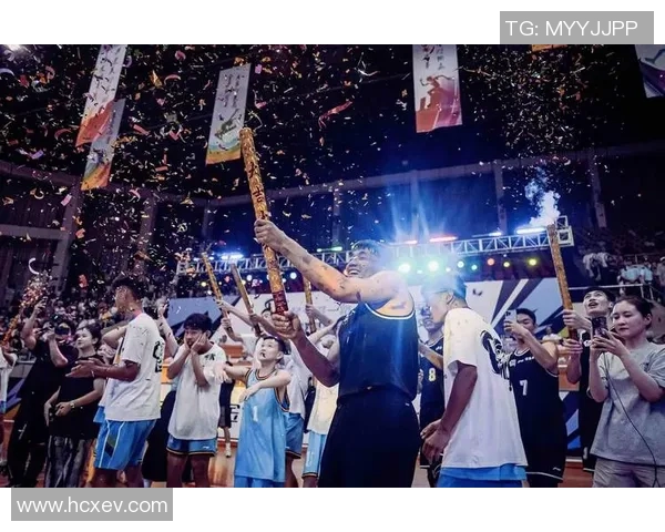 足球与篮球明星同框精彩瞬间展现运动魅力与风采的完美结合