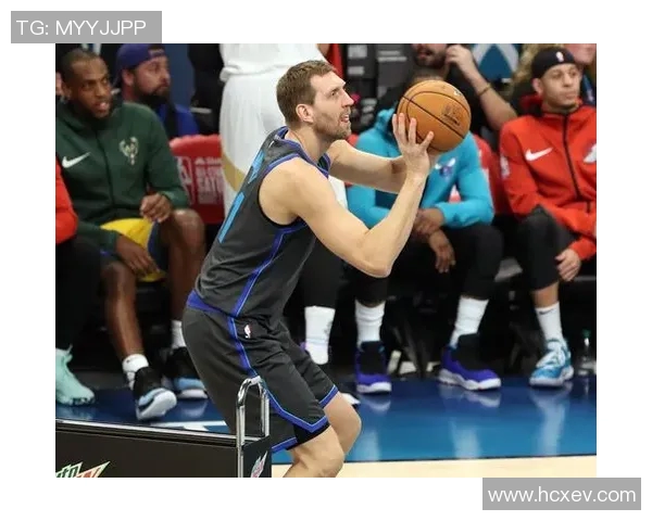 篮球明星在比赛中突发晕倒引发关注医生紧急救治现场情况令人担忧